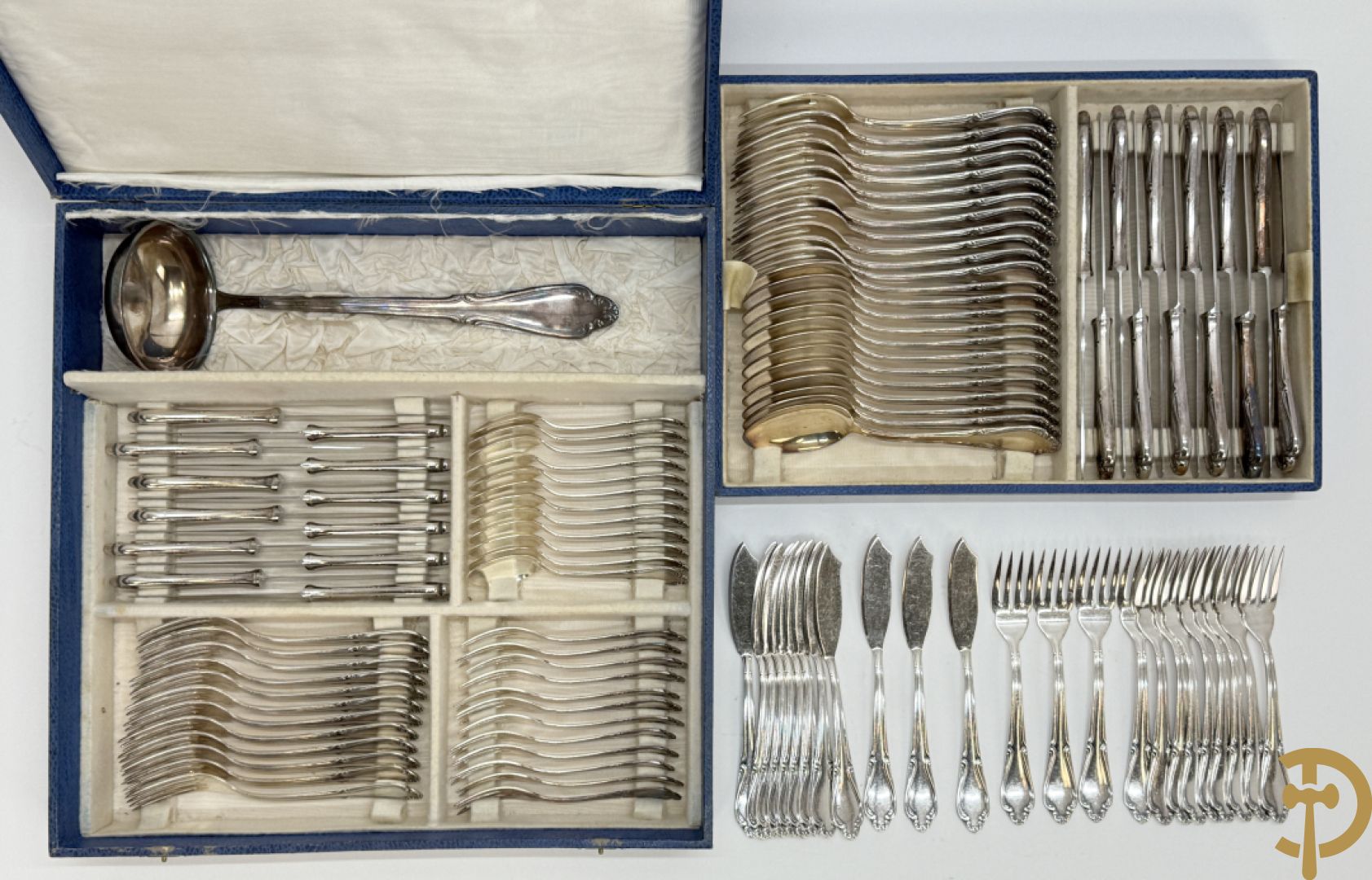 Verzilverd bestek Louis XV stijl bestaande uit lepels, vorken, messen, dessertlepels, dessertvorken, koffielepels, kleine vorken, visvorken, vismessen en soeplepel - in koffer