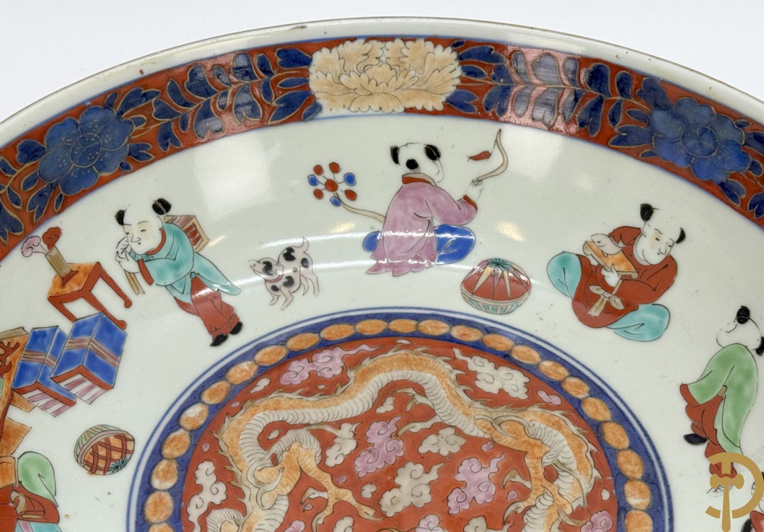 Japanse porseleinen Imari coupe met drakendecor omgeven door personages