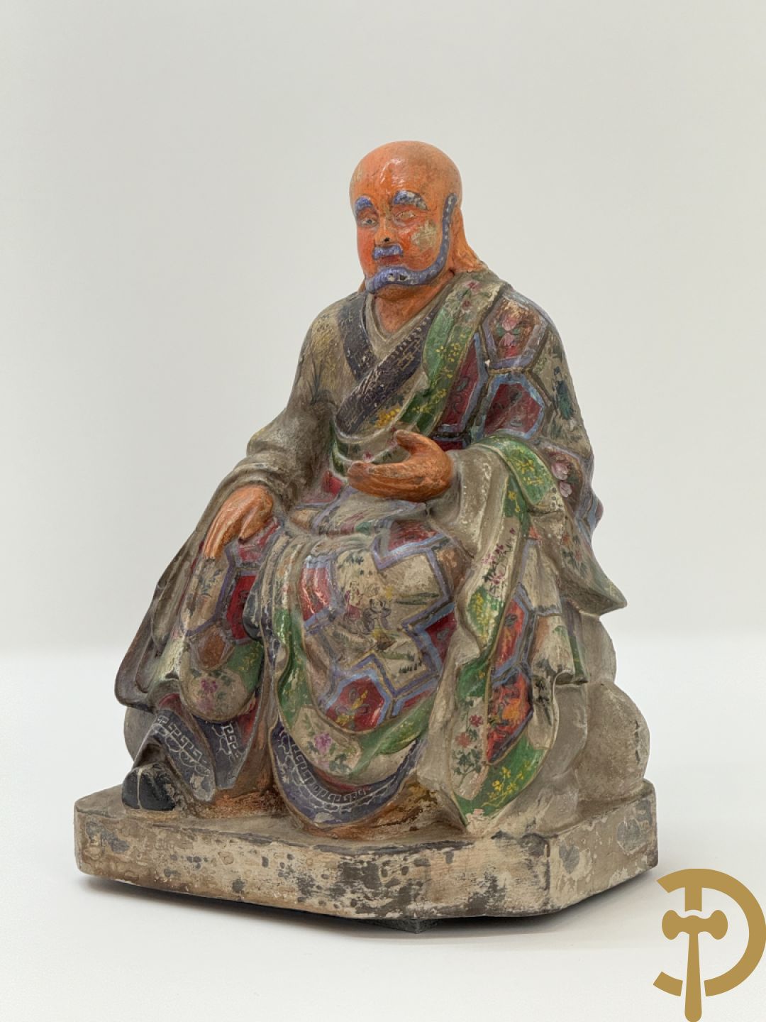 Houtgesculpteerde en gepolychromeerde zittende Aziatische wijsgeer