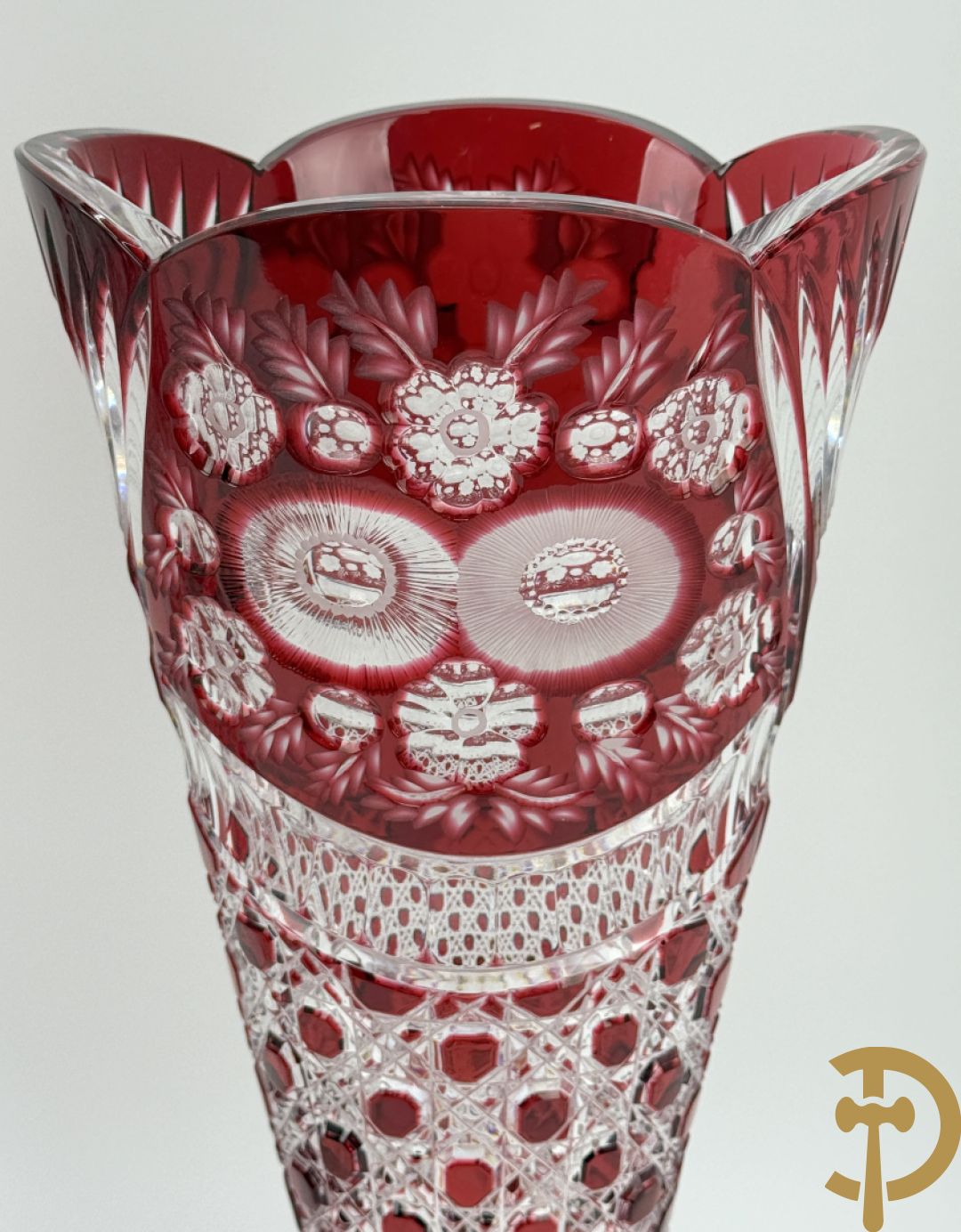 Paar rood kristallen geslepen Boheemse vazen met bloemendecor