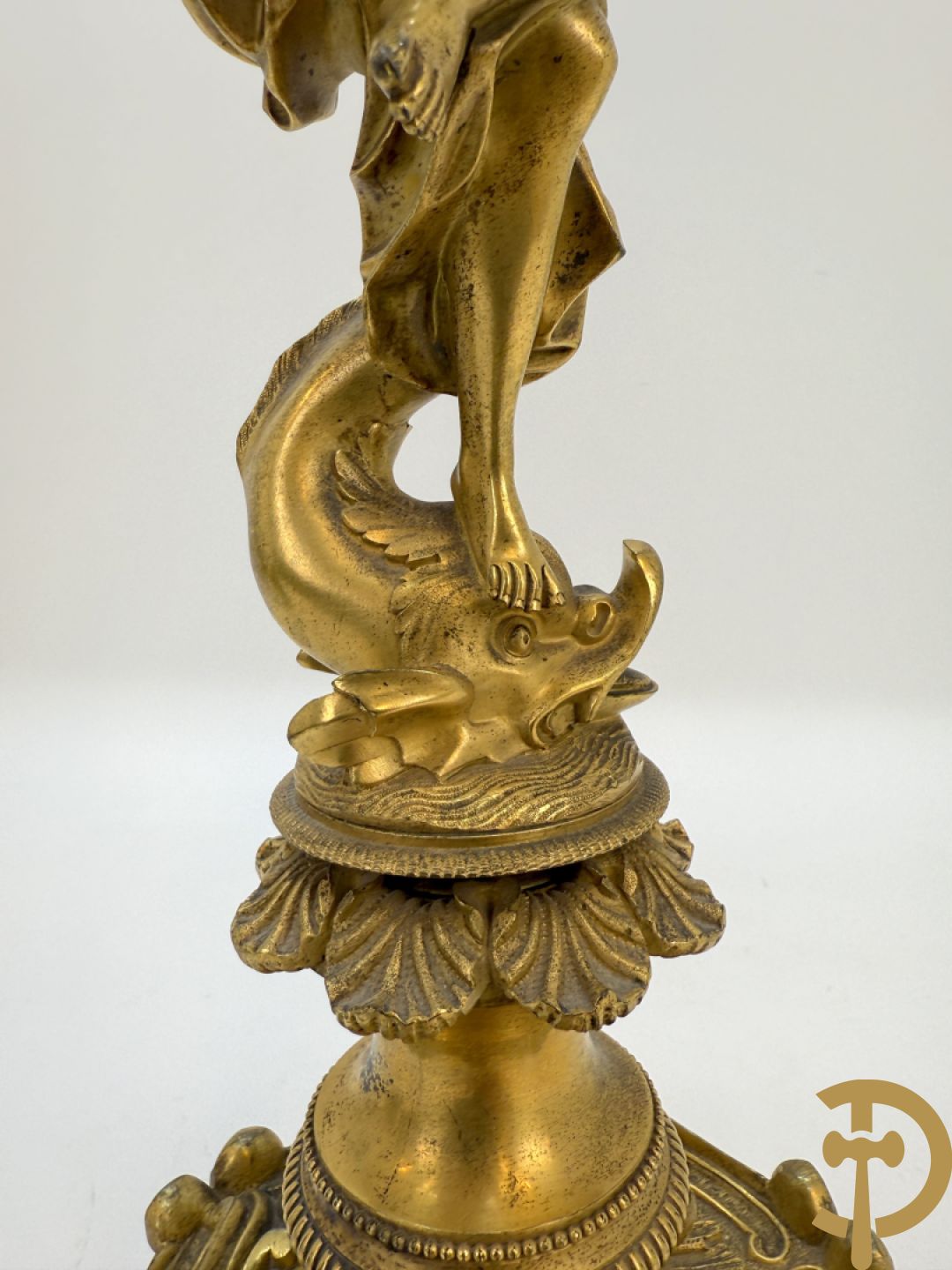 Paar bronzen kandelaars met sater en naakte dame, versierd met accanthusranken en dierenmotieven