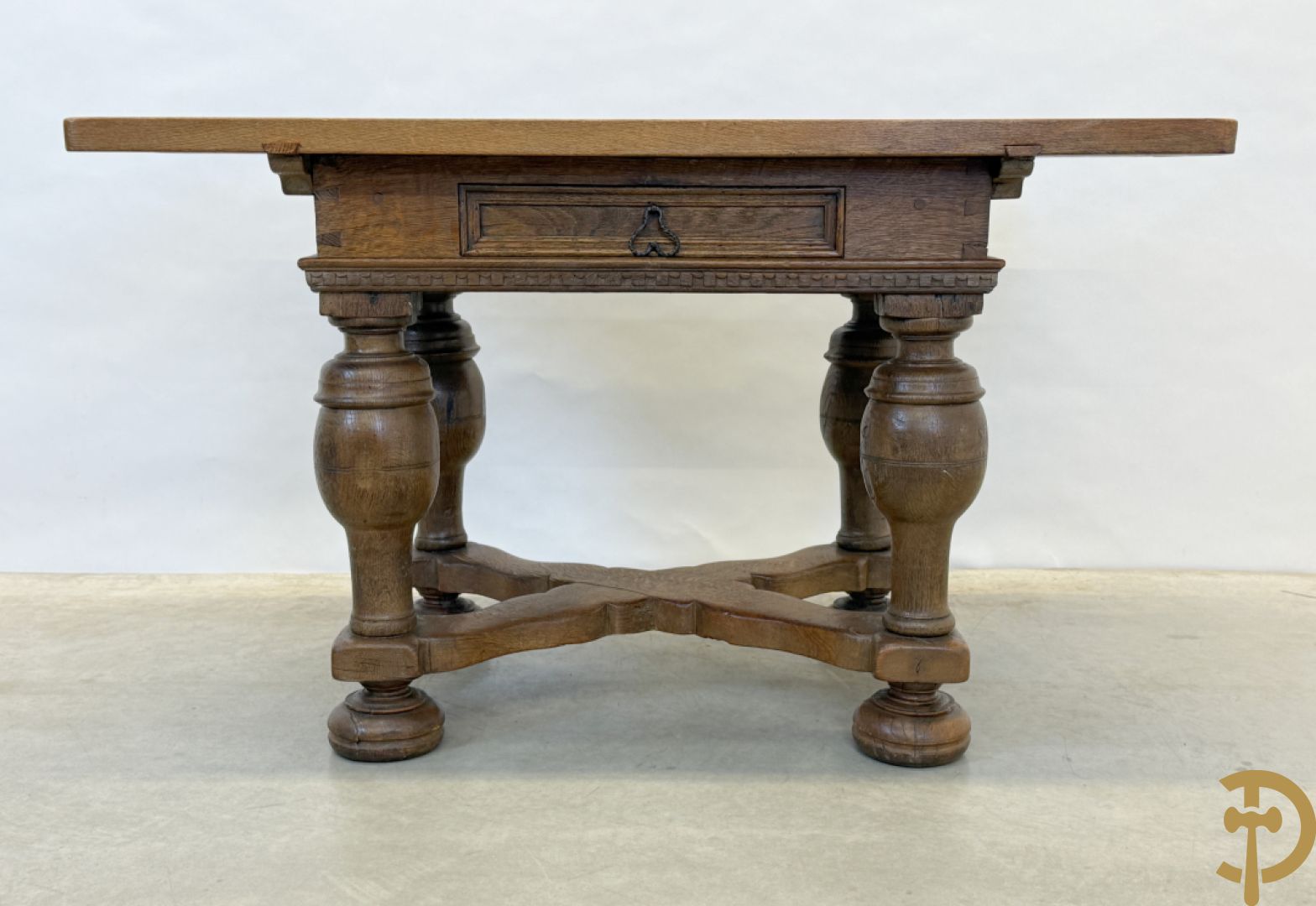 Massief eiken bolpoottafel met lade en gekruiste voetverbinding