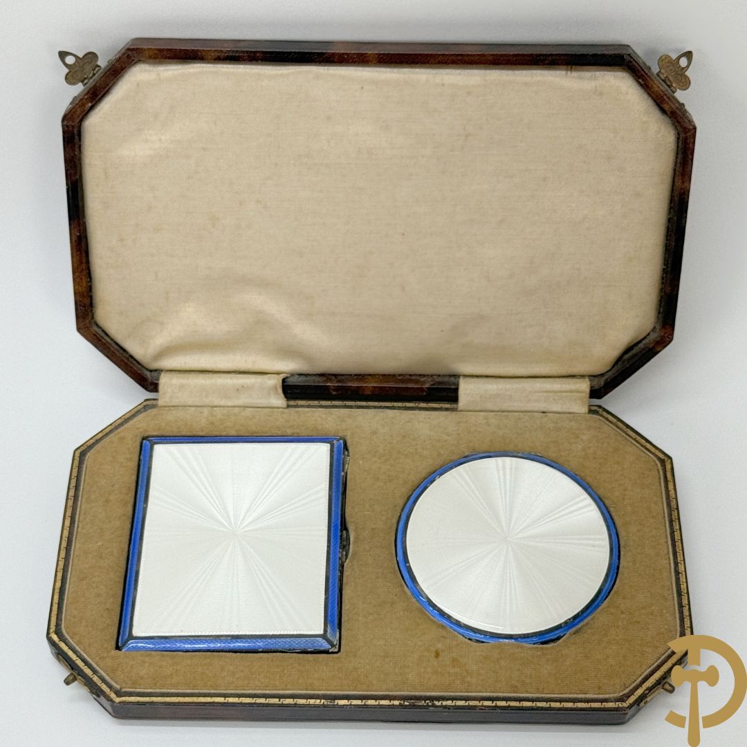 Massief zilveren sigarettenhouder bezet met email bovenaan, Engels gemerkt, in schrijn + massief zilveren poederdoos bezet met email in schrijn