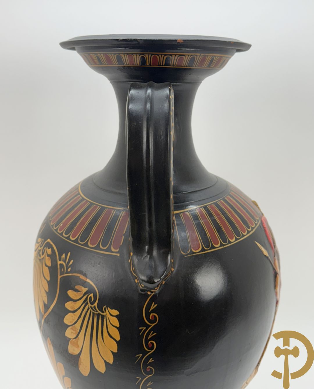 Amfoorvormige vaas in terra cotta met voorstellingen uit de Klassieke oudheid, Griekse stijl