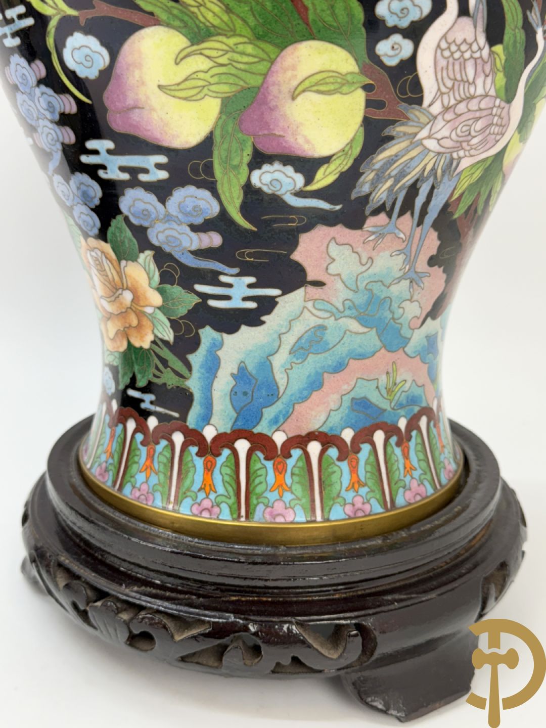 Paar cloisonévazen met bloemen en vogeldecor op zwarte fond - op houten sokkel