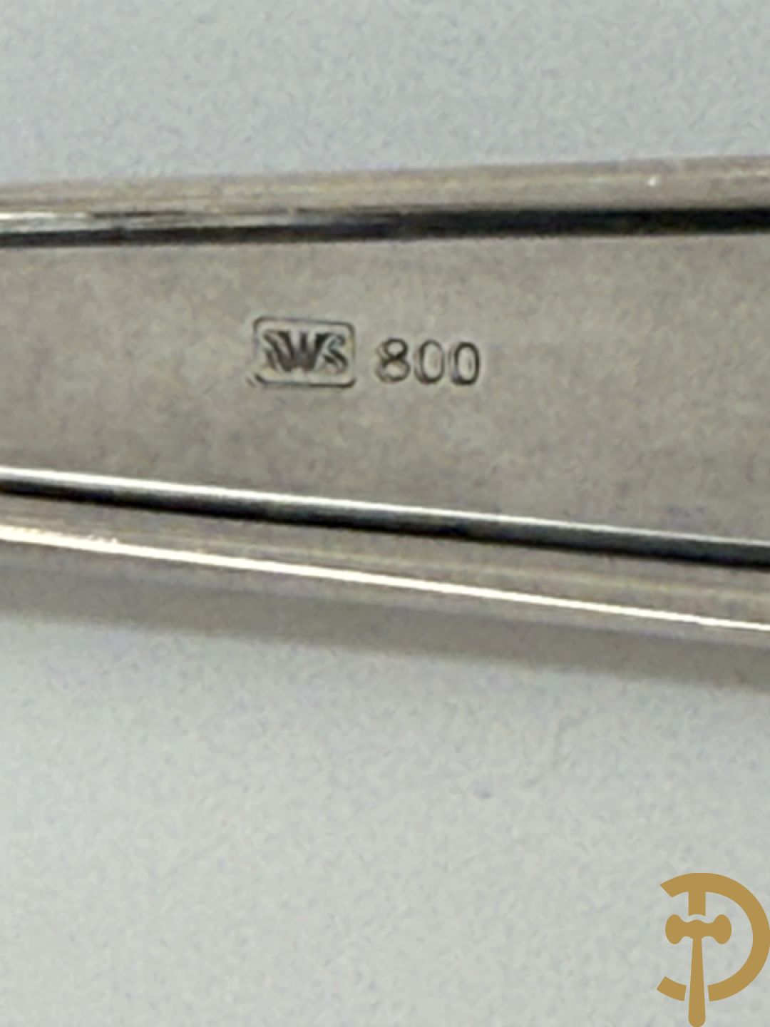 Massief zilveren bestek in koffer, gemerkt AWS 800, bestaande uit 12 vorken, 12 lepels, 12 messen, 12 dessertvorken, 12 dessertlepels, 12 dessertmessen, 12 koffielepels en 12 taartvorkjes + 12 verzilverde  visvorken en vismessen gemerkt Wello + verzilverde soepscheplepel gemerkt Wellner 90