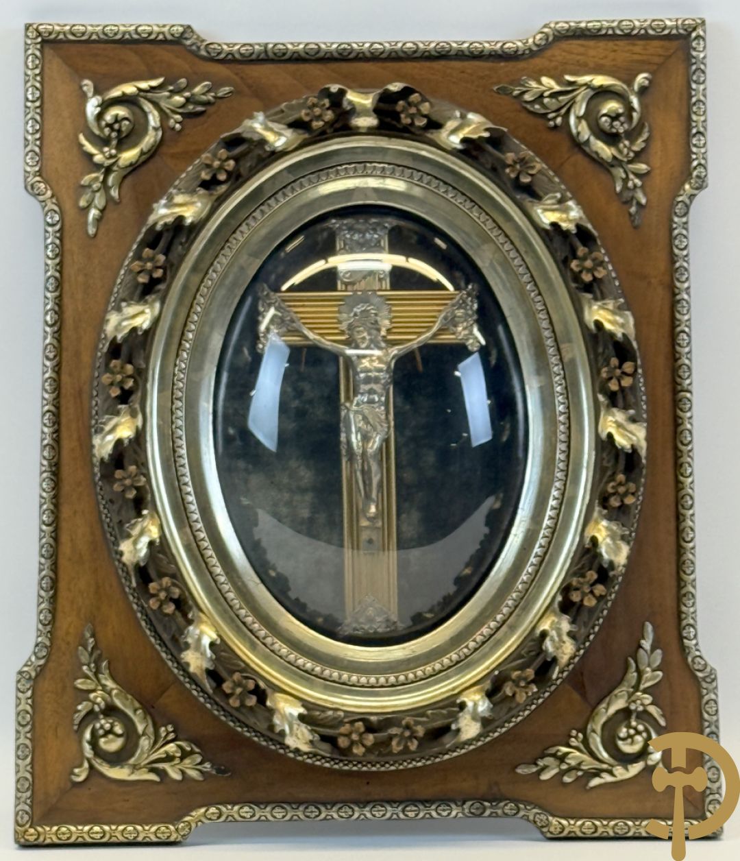 Vergulde lijst met accanthusranken en ovaal medaillon + kader met ovaal medaillon + religieuse wassen zegel