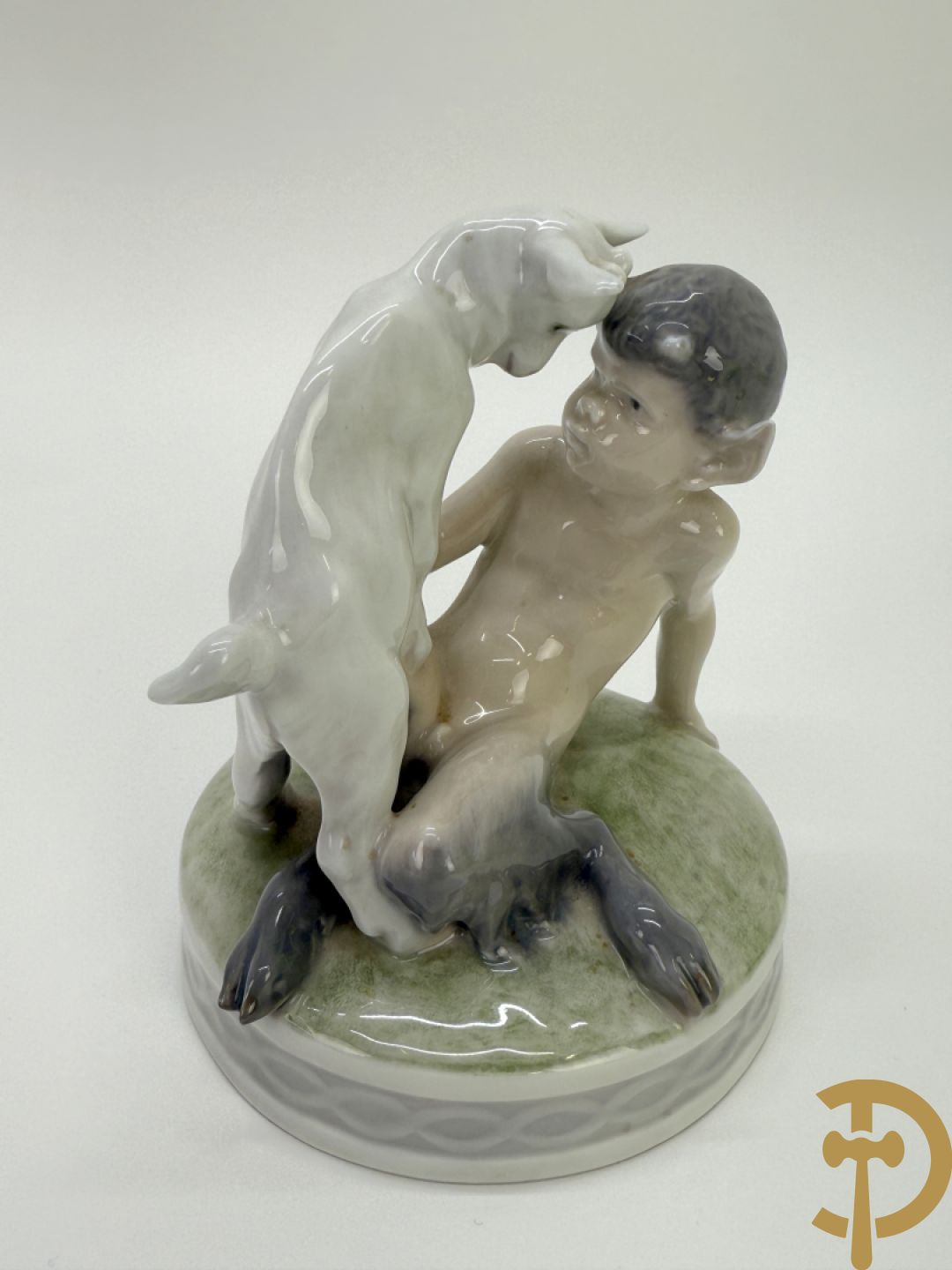 Reeks biscuitbeelden in Royal Copenhagen o.a. saterfiguur met bok, vogeltjes, hond, muis, ijsbeer, schaaltje