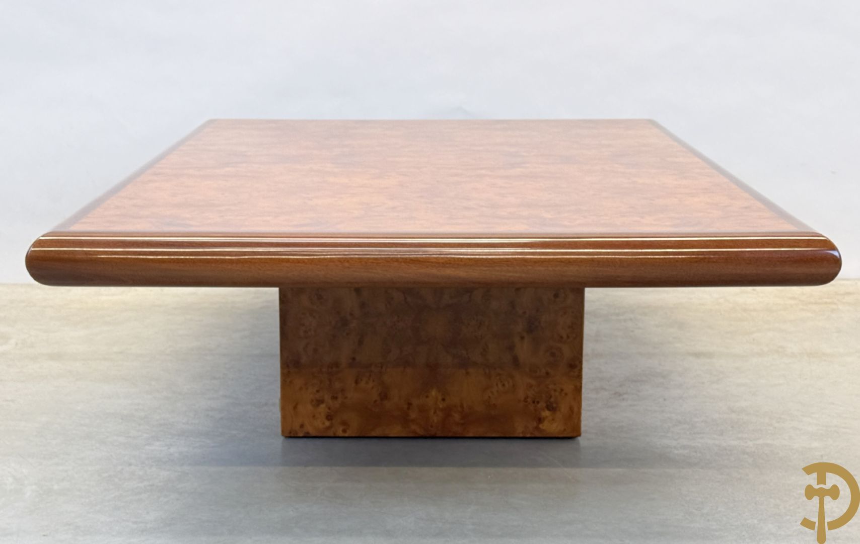 Wortelnotehouten salontafel met notelaren boord, gemerkt Mahay J.C.