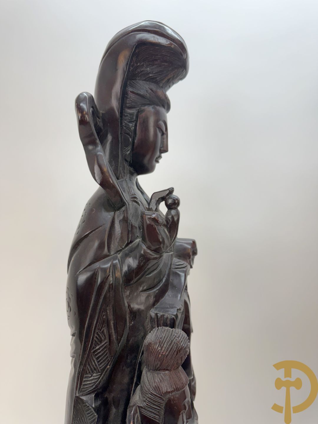 Aziatische houtsculptuur Guanying met 2 oosterse figuren + Oosterse man met baard