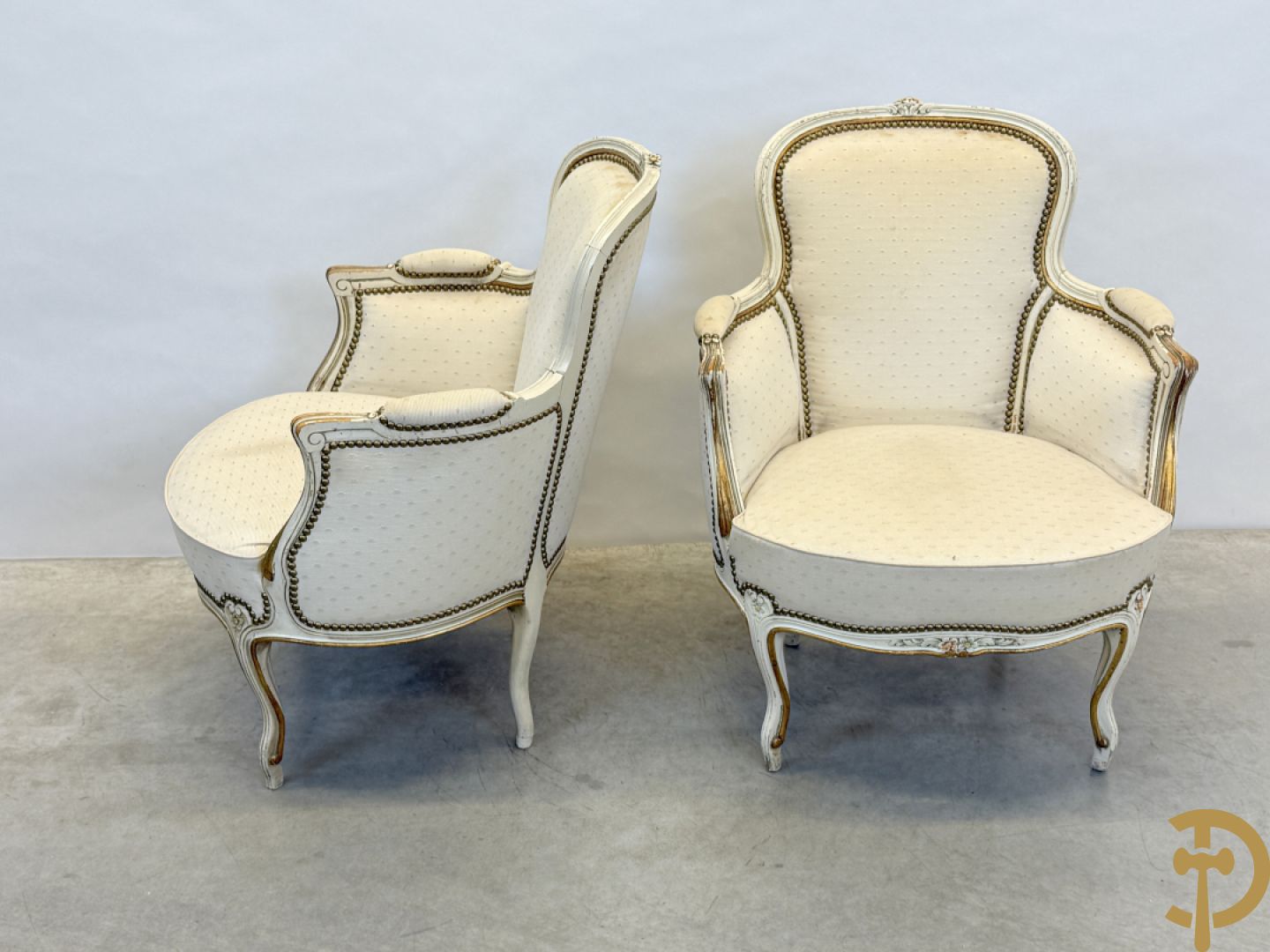 Paar wit gemonochromeerde Louis XV bergères