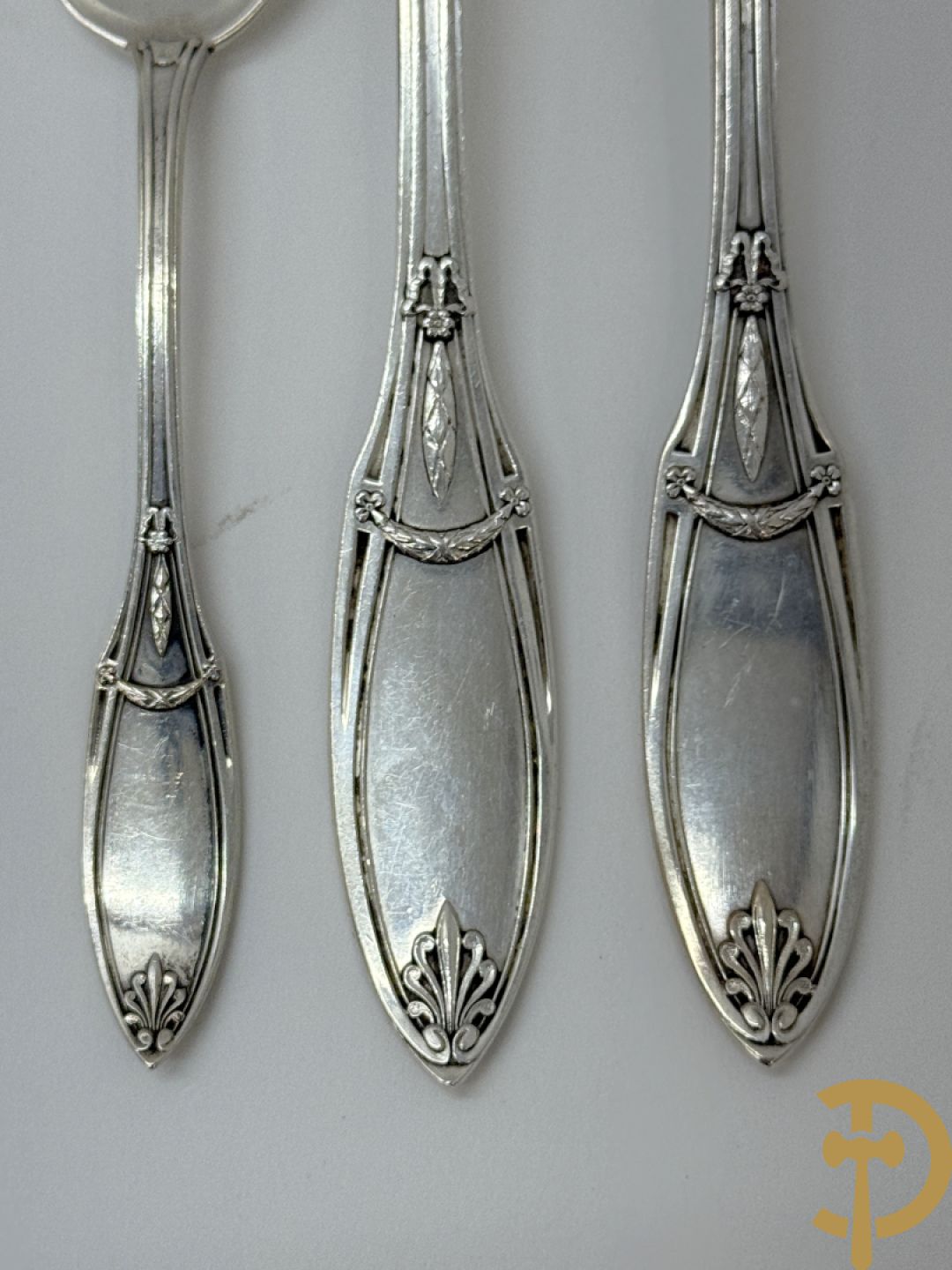 Massief zilveren bestek Delheid bestaande uit 12 vorken, 12 lepels en 12 koffielepels