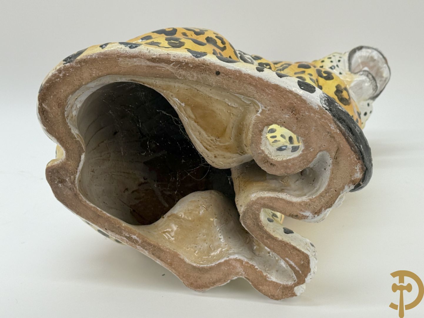 Vintage luipaard in meerkleurig geglazuurde faience met opengesperde bek