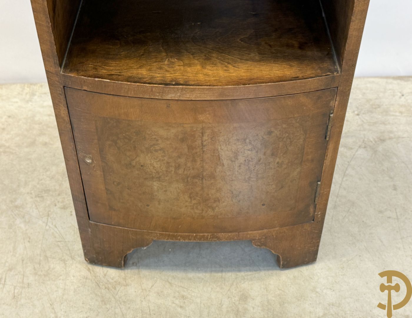 2 Engelse wortelnotehouten nachttafels met koperen trekkers