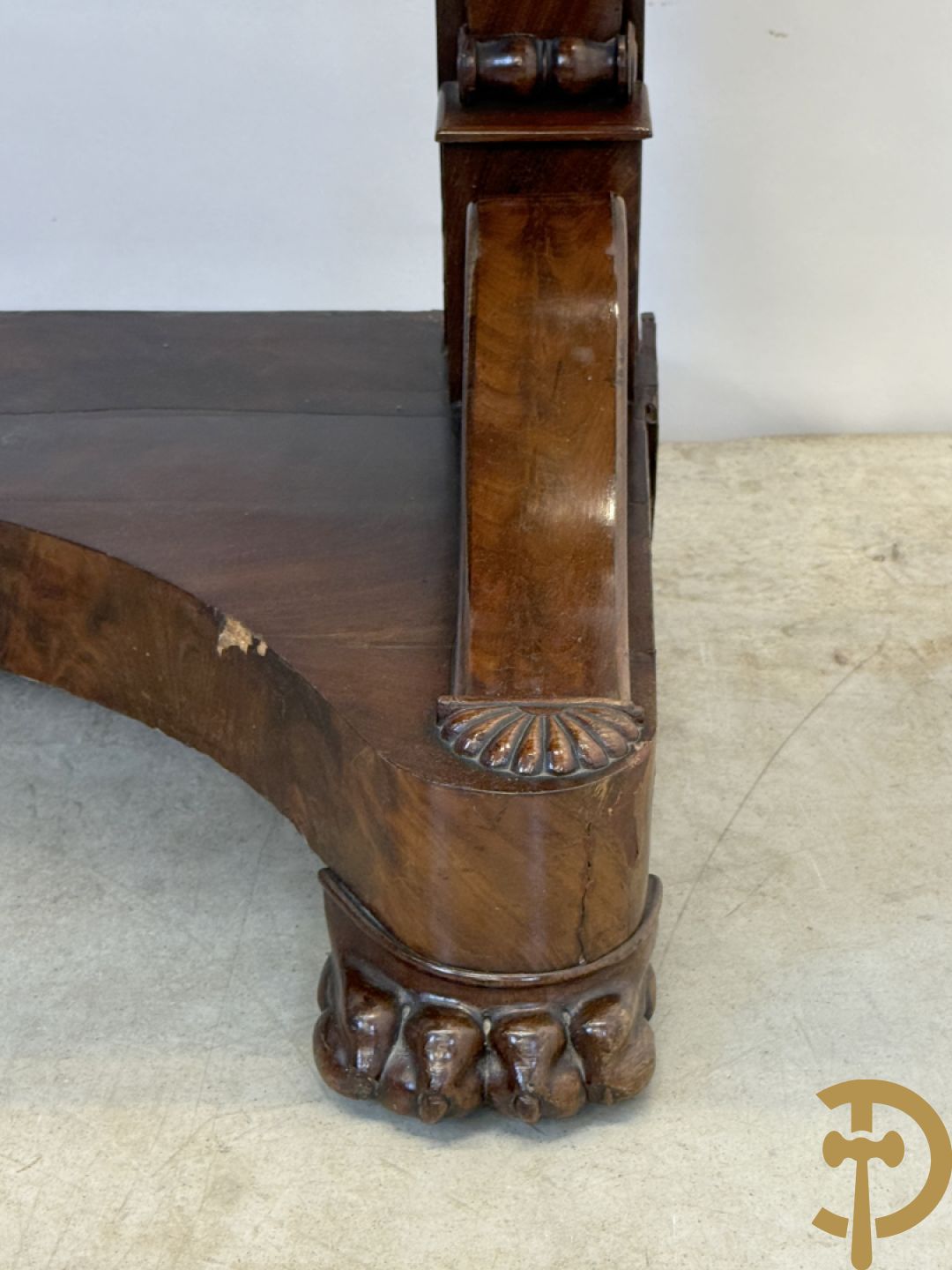 Mahoniehouten console Empire stijl met lade, op voluutvormige klauwepoten en met wit marmeren blad, 19e