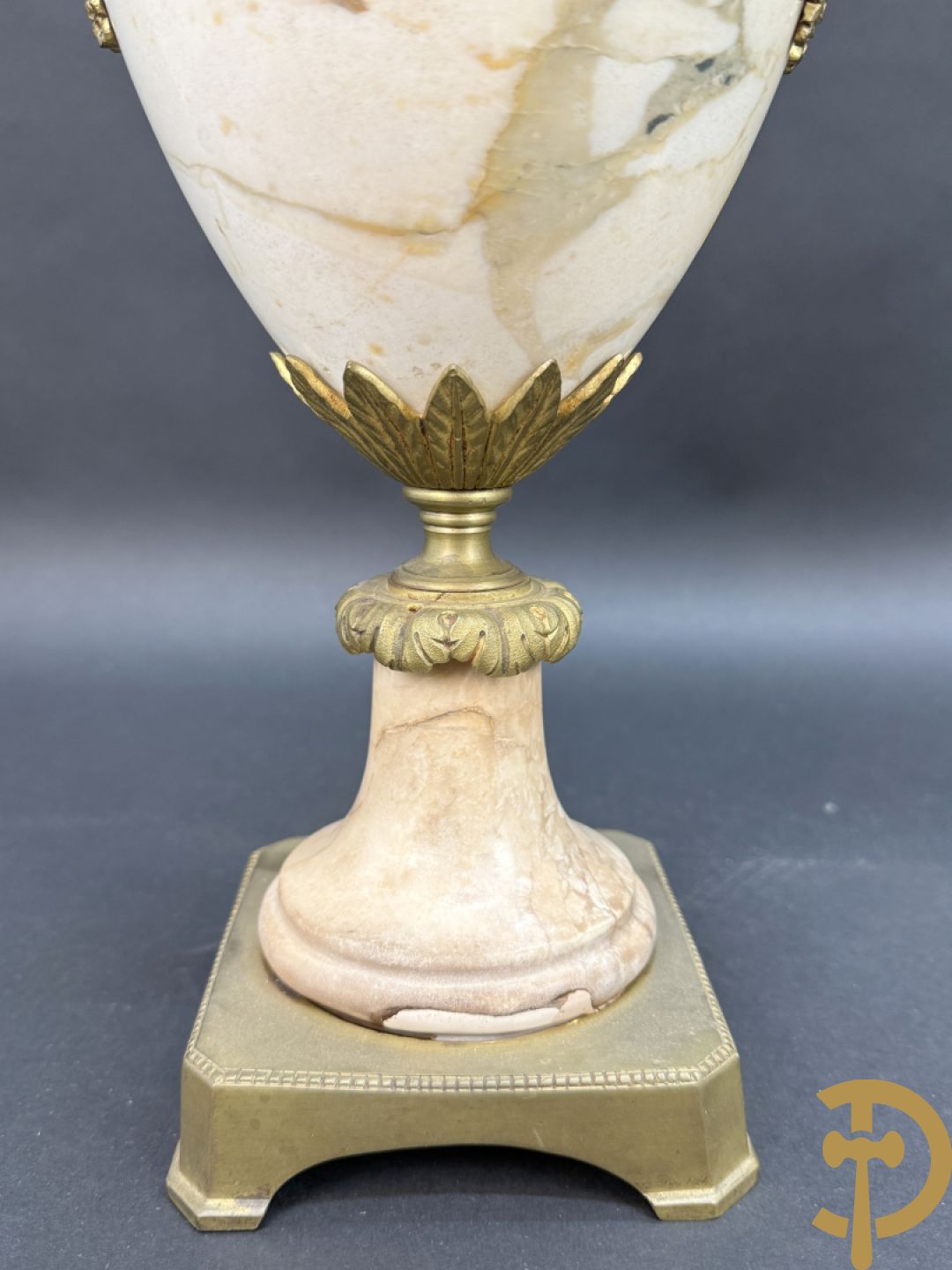 Paar marmeren cassolettes met hermenhoofden en guirlandes