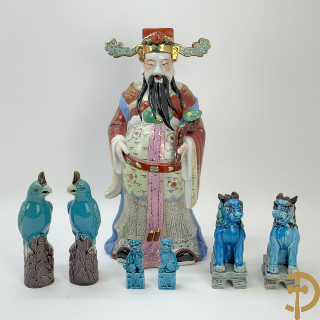 Chinese keramieken wijsgeer met staf + paar papegaaien in meerkleurige keramiek + 2 paar Aziatische keramieken fo-hondjes