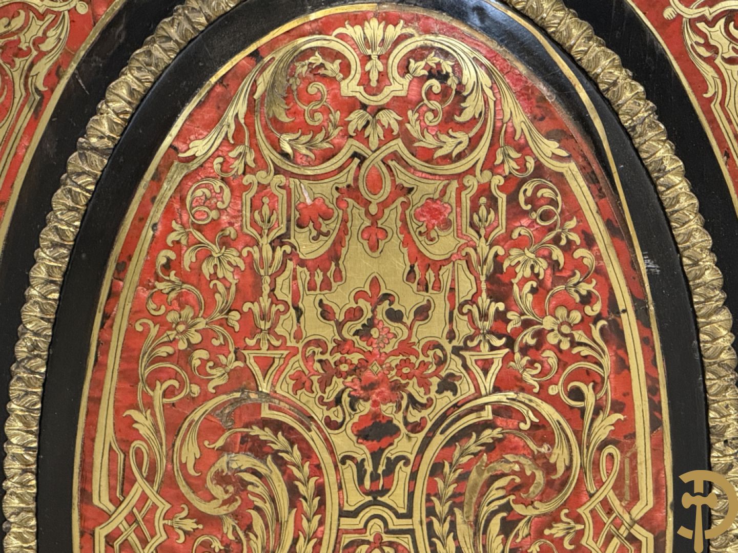 Napoleon III tweedeursdresse bezet met bronzen ornamenten van dameshoofden - paar ovale medaillons in de deuren, alles bezet met Boulle techniek - bovenaan met marmeren blad