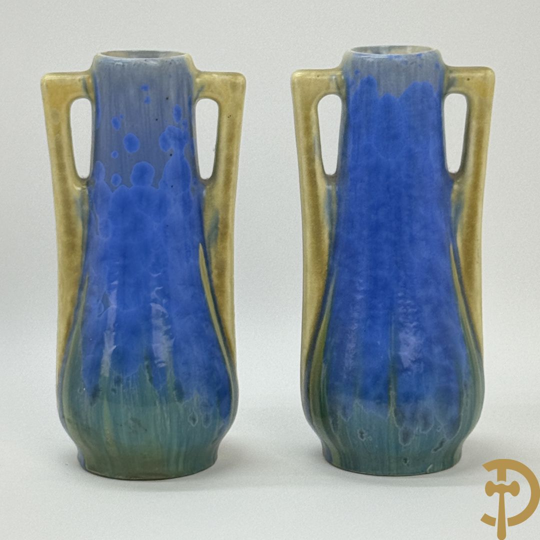 Paar Art deco vazen in meerkleurige keramiek, Pierrefonds (Oise streek), onderaan getekend V H