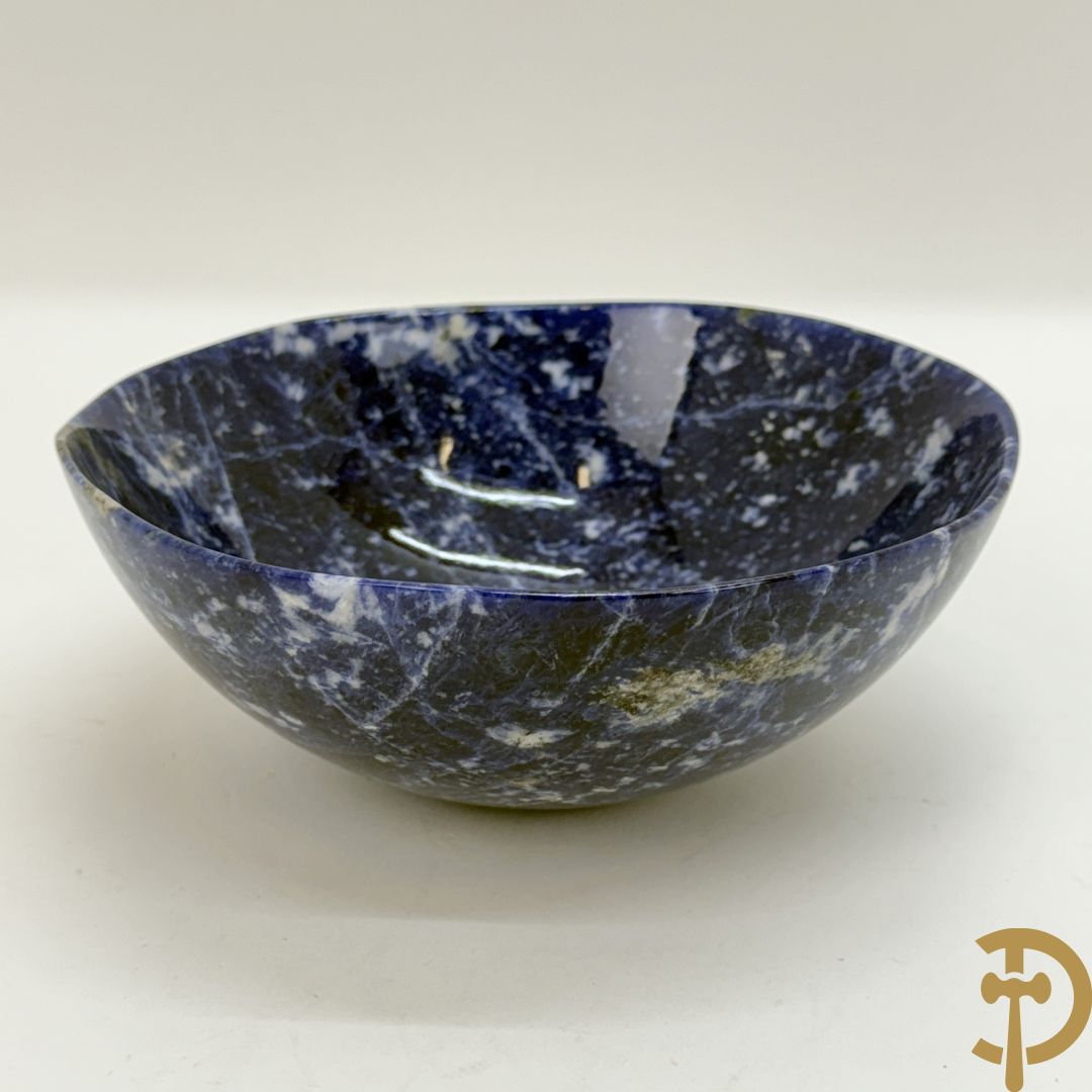 Wolf Helmut (getekend onderaan) Gepolierde schaal/bowl van blauw/wit sodaliet met golvende rand onder getekend WOLF H. (Steinbildhauer, Edelsteingestalter, aus Kirschweiler, Idar-Oberstein),