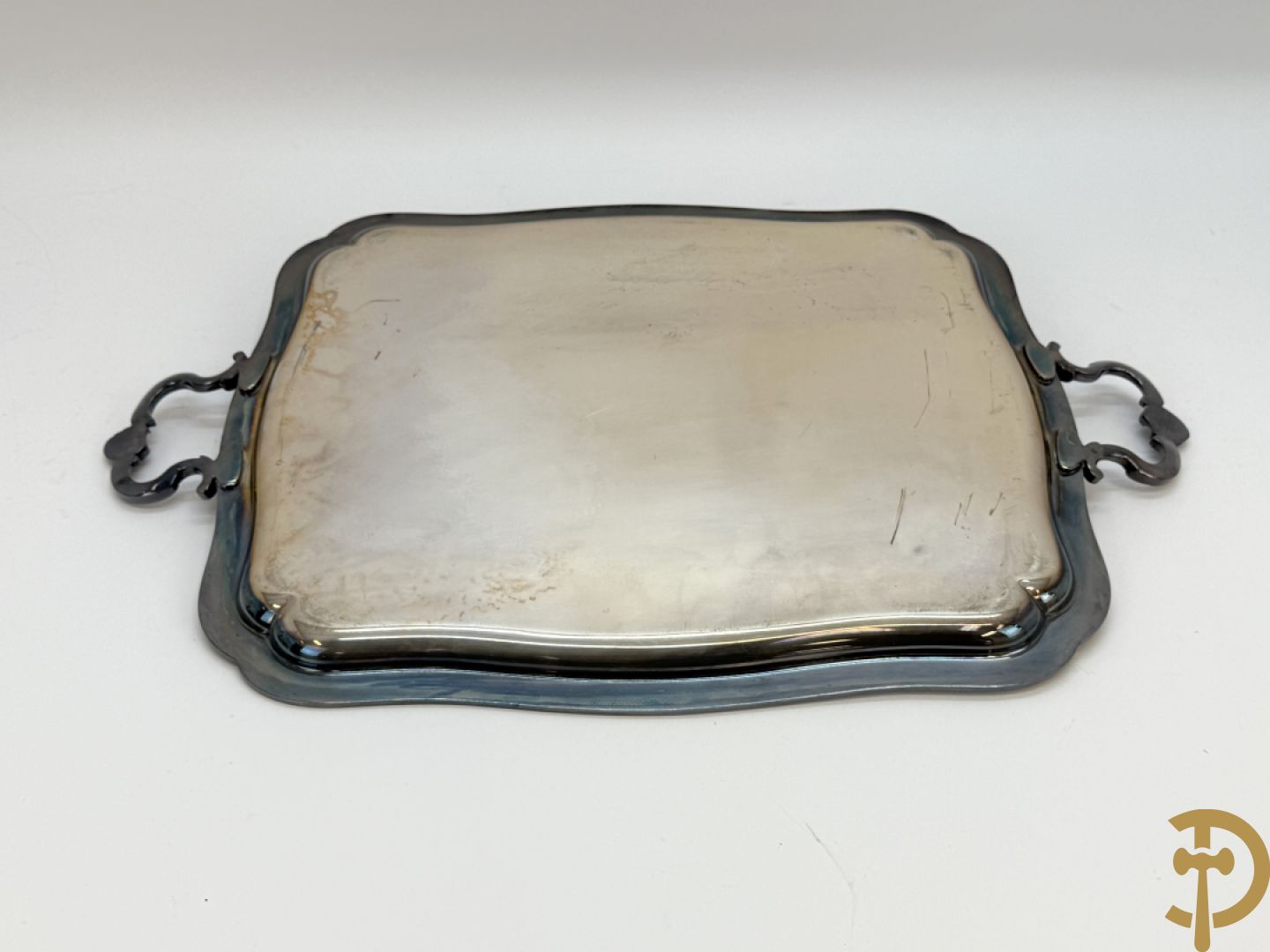 Verzilverd koffieservies met Louis XV motieven op verzilverde schotel, gemerkt M R 25, bestaande uit koffiekan, theekan, melkkan en suikerpot