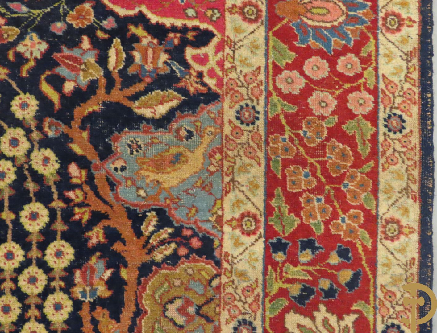 Antiek Oosters handgeknoopt tapijt Tabriz met amfoor en bloementafereel