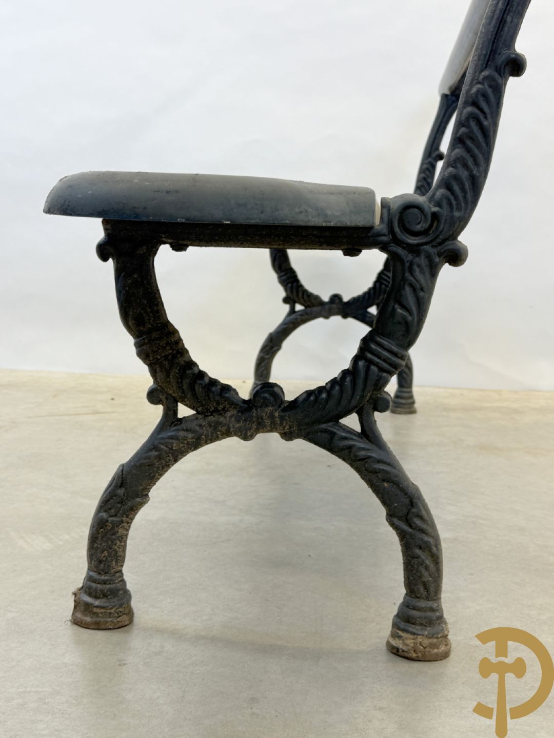 Tuinbank met houten beschilderde zitting en rugleuning op metalen chassis