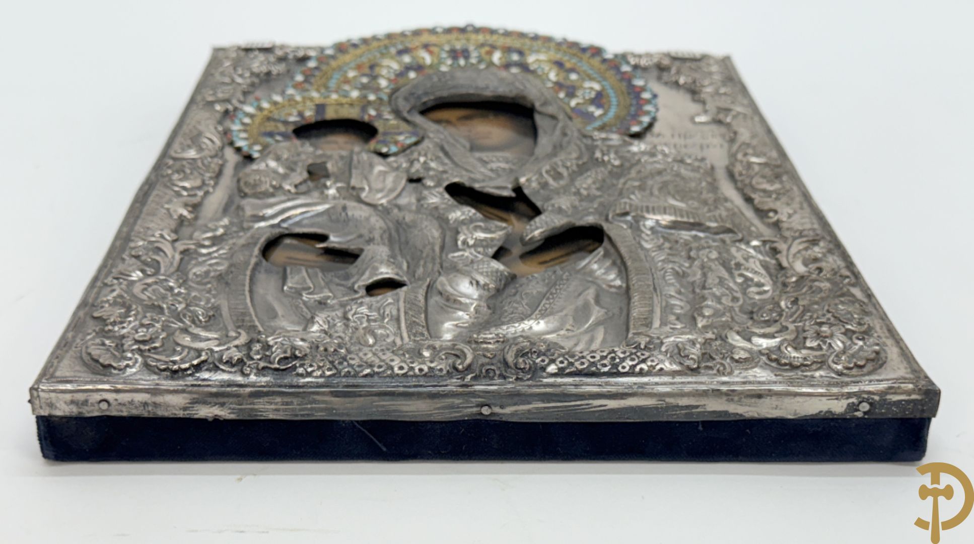 Ikoon met voorstelling van Madonna met kind en verzilverde rizza bezet met email