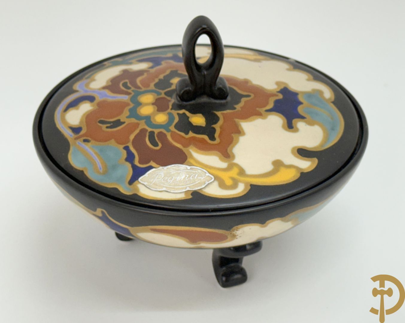 Drie borden in meerkleurige Gouda faience + kandelaar in Gouda faience + 2 vazen in Gouda + bonbonnière Gouda + vaasje Bergen