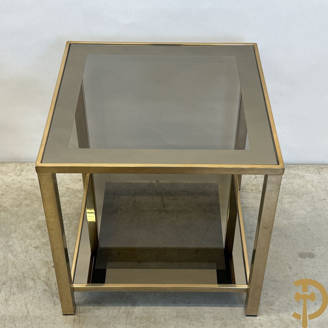 Paar koperen bout de canapé bijzettafels met afgeboord fumé/spiegelglas