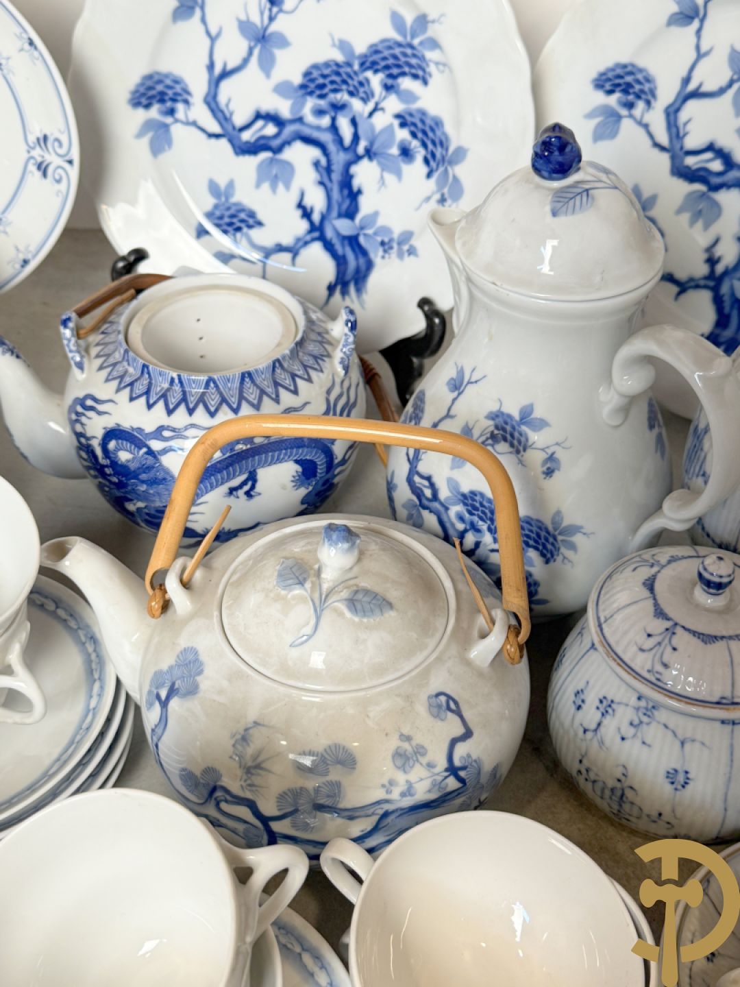 Porseleinen eet- en koffieservies, Winterling Kirchenlamitz Bavaria, met kobaltblauw decor + Porseleinen eet- en koffieservies met blauw bomendecor, Bavaria