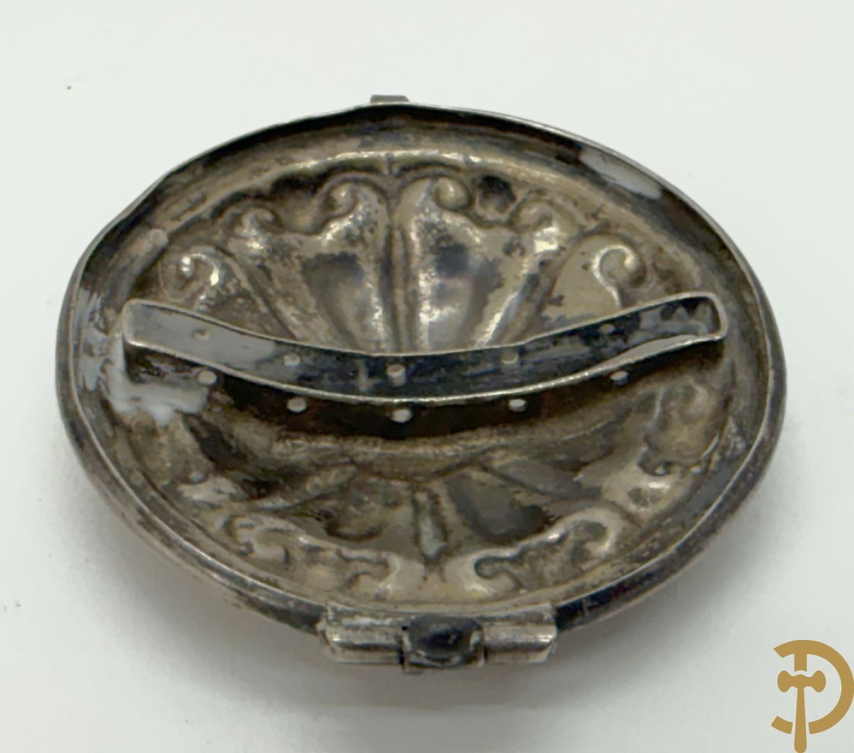 Massief zilveren collectenbus, 2 statieplakkettes, 2 slotjes van boek, wapenschild, penning