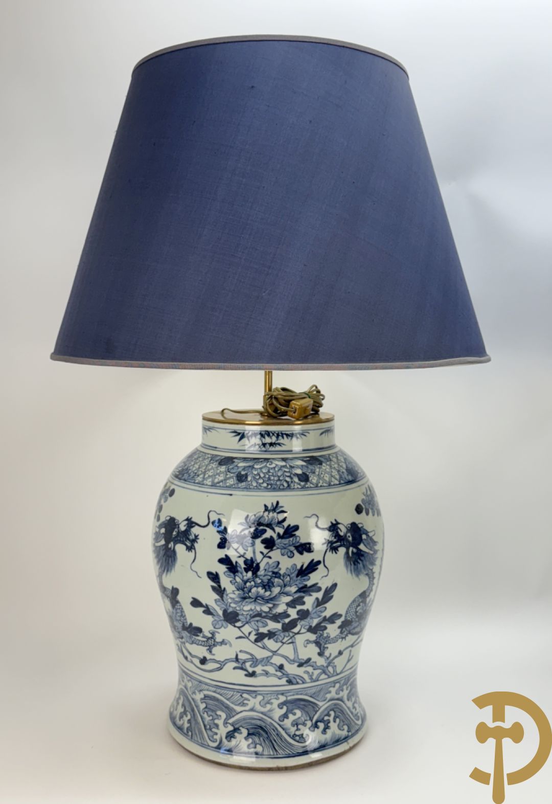Paar Chinese blauw/witte porseleinen dekselvazen gedecoreerd met draken en bloemenmotieven, als lampadaire omgebouwd