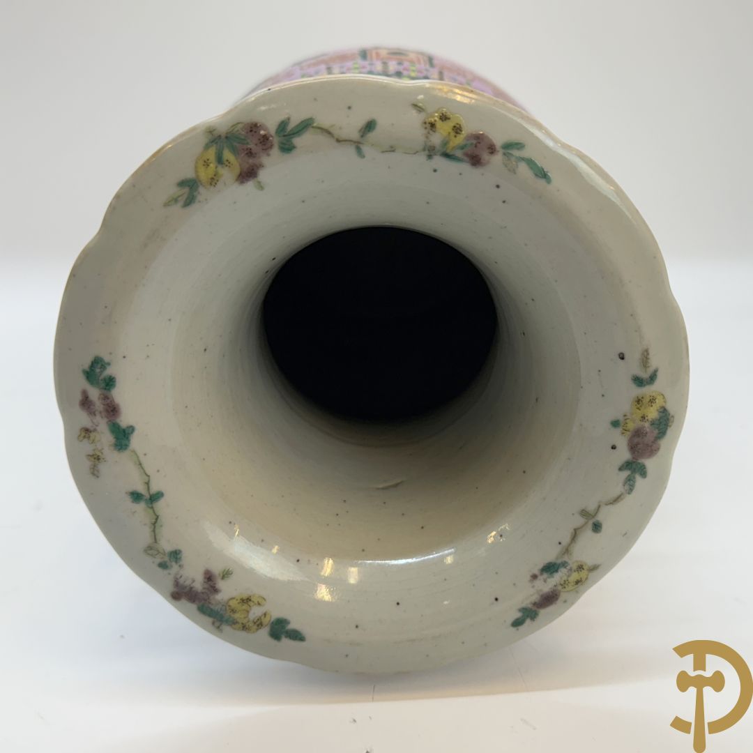 Chinese porseleinen meerkleurige vaas met decor van wijsgeren in landschap