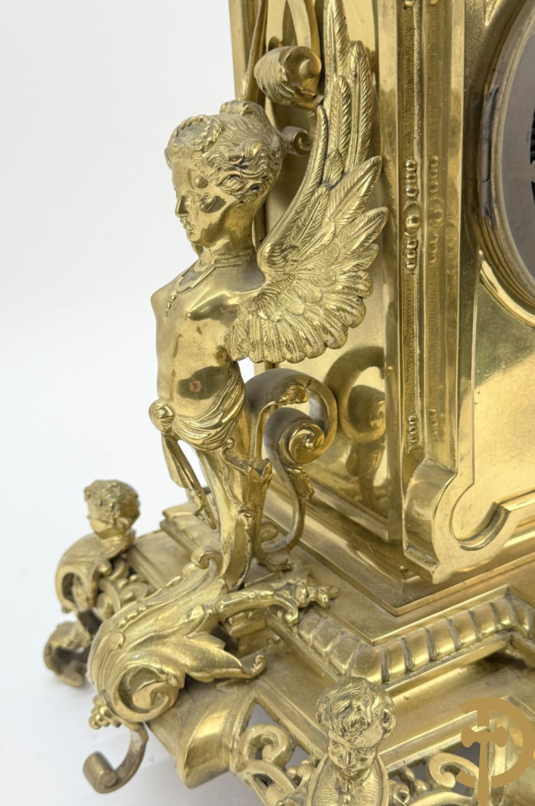 Driedelige bronzen vergulde garntiuur bestaande uit klok met medusahoofden en sfinxen, geflankeerd door paar zevenarmige kandelaars met accanthusranken en sfinxen