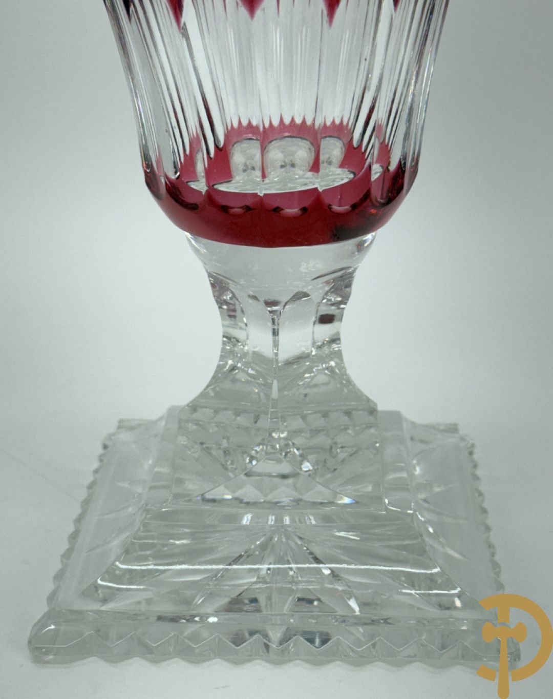 Paar rood kristallen geslepen Boheemse vazen met bloemendecor