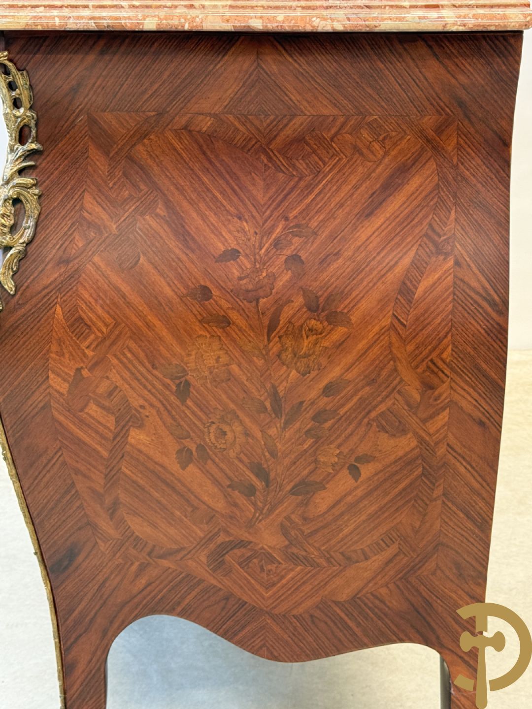 Notelaren gegalbeerde drieladencommode met bloemenmarquetterie en bezet met bronzen ornamenten, bovenaan met marmeren blad