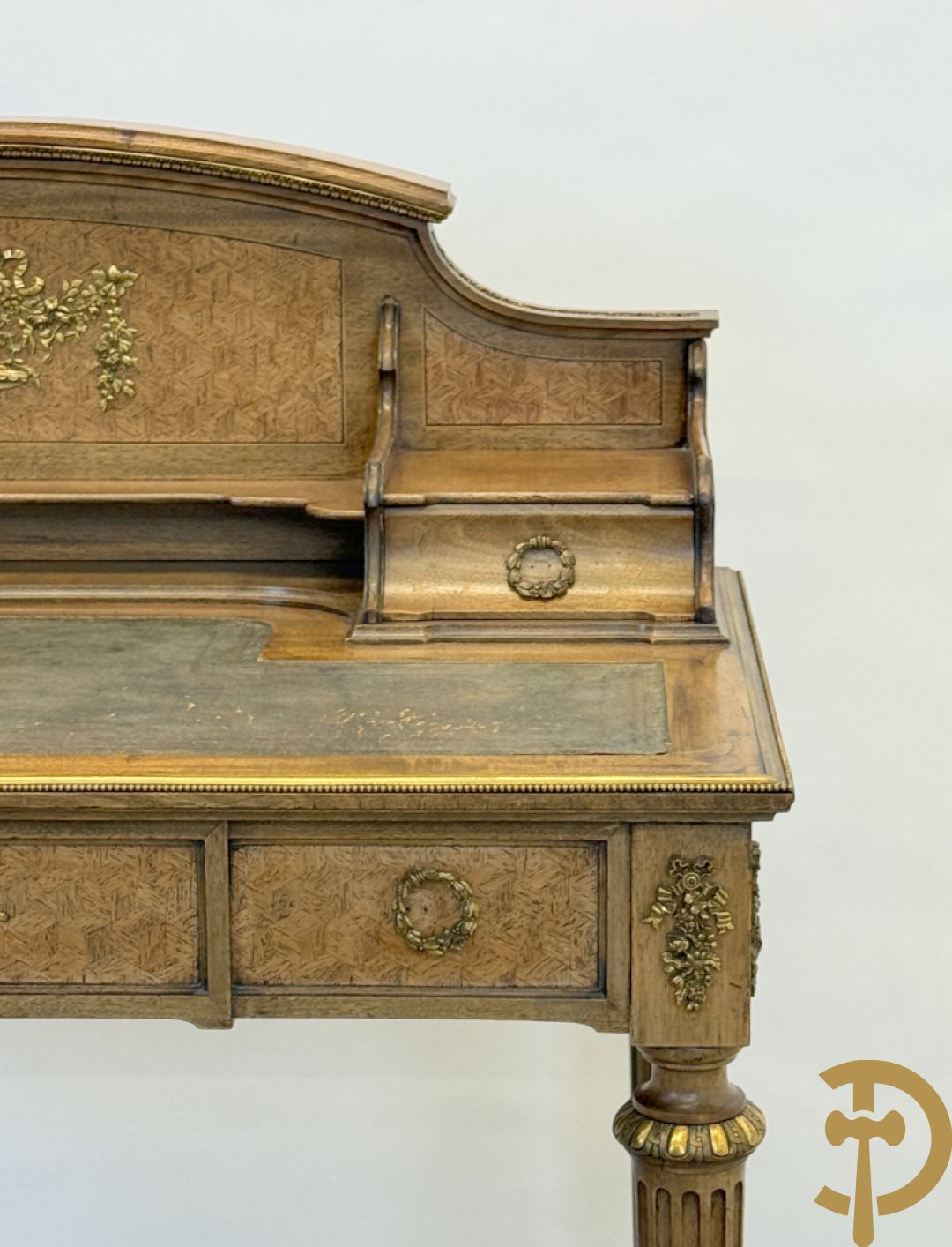 Frans notelaren damesschrijfbureel met marketterie, bronsbeslag, lederen blad, grote lade onderaan en 2 kleine lades boven, 19e