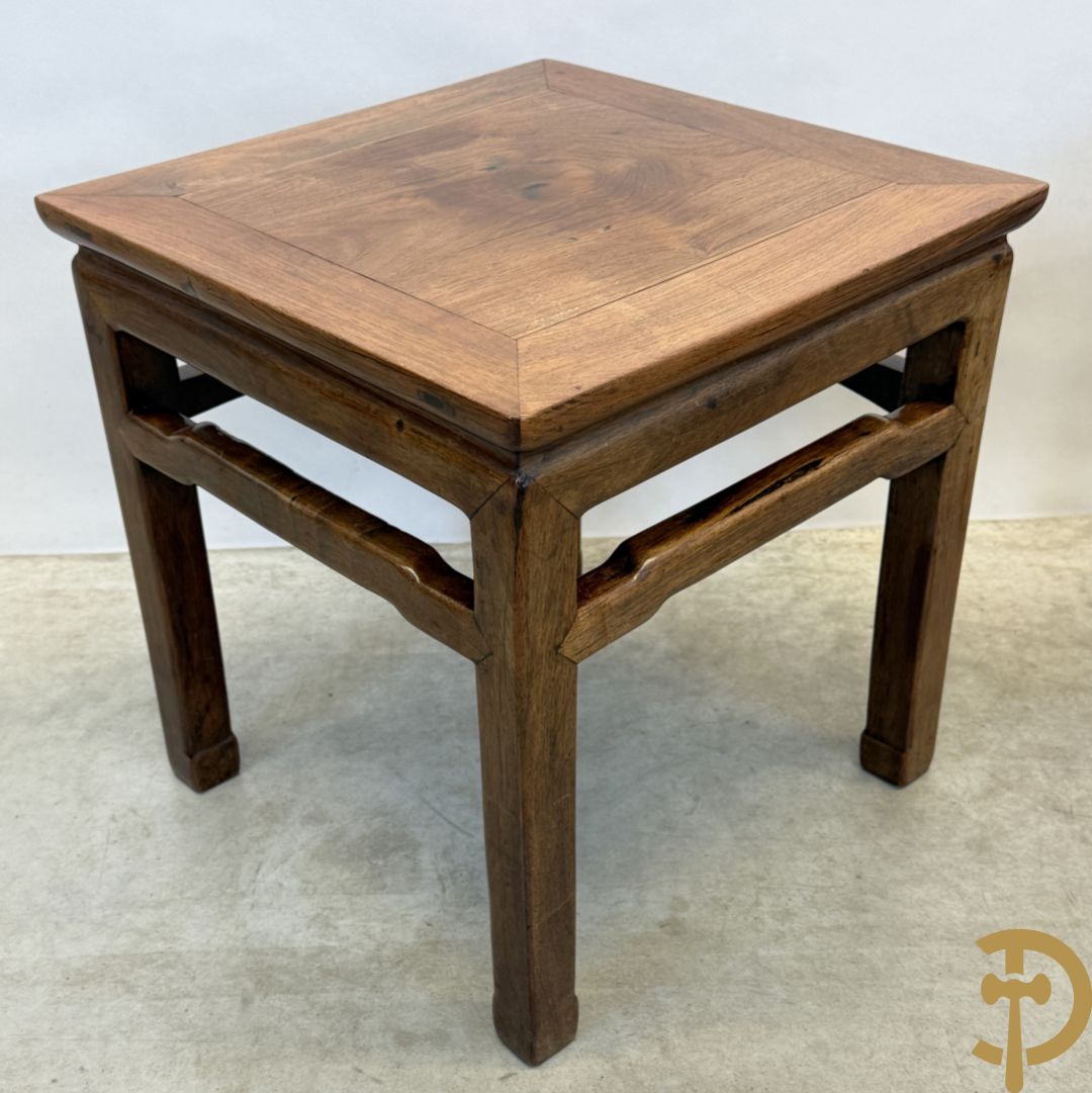 Twee hardhouten Chinese bijzettafels + salontafel
