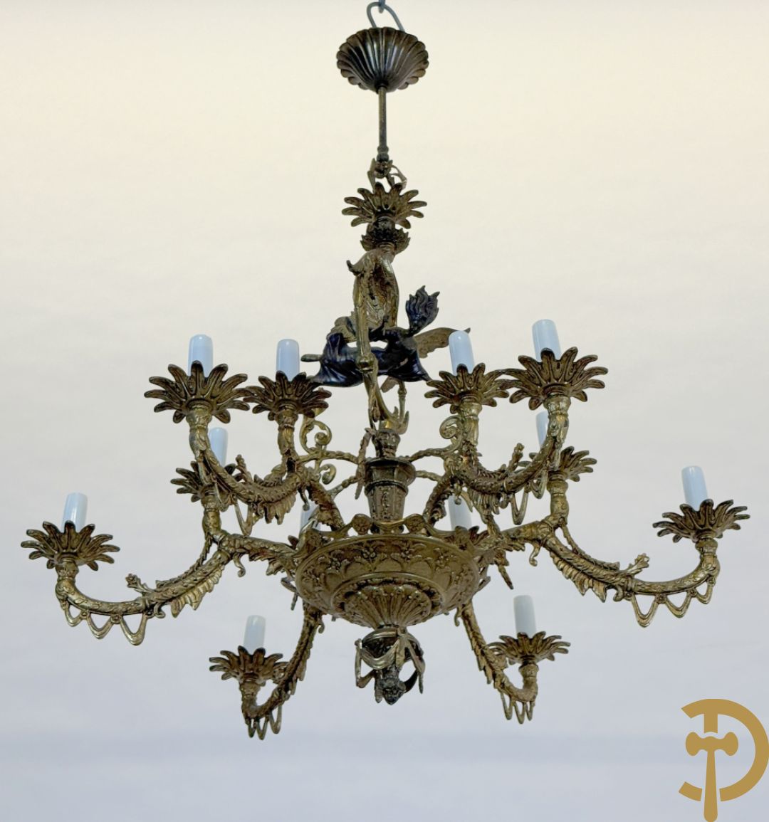 Koperen twaalfarmige luchter bezet met fee