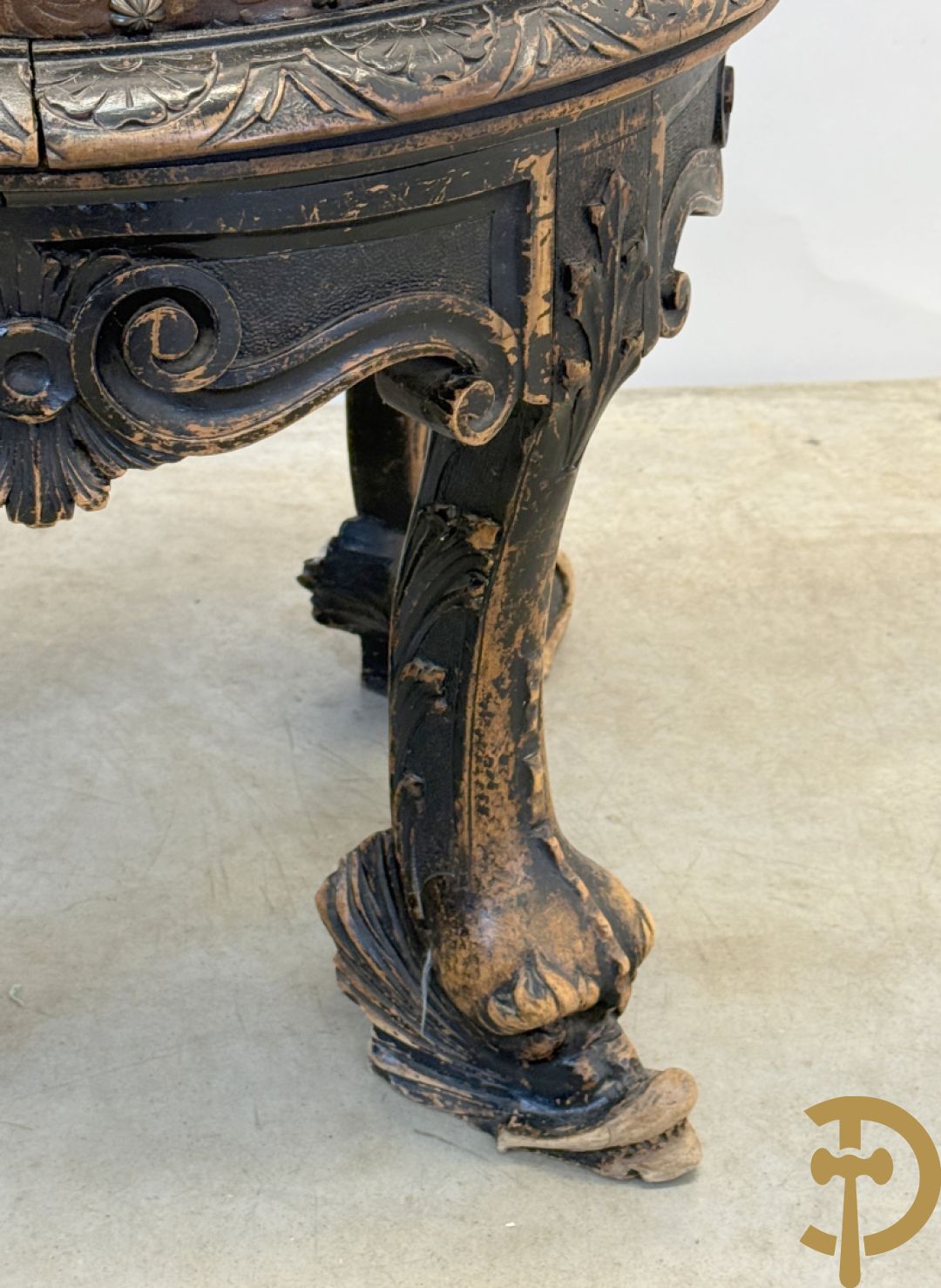 Gesculpteerde draaibare gondelvormige stoel steunend op 4 poten in de vorm van dolfijnen, bovenaan met kariathiden en engelenkoppen