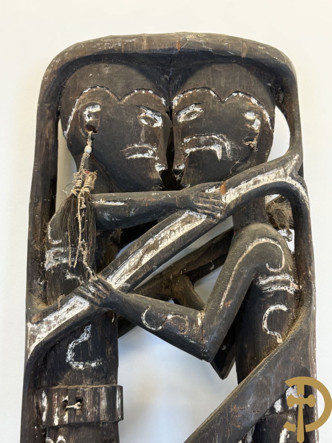 Nieuw Zeelandse totempaal met gesculpteerde houten figuren bewerkt met krijt