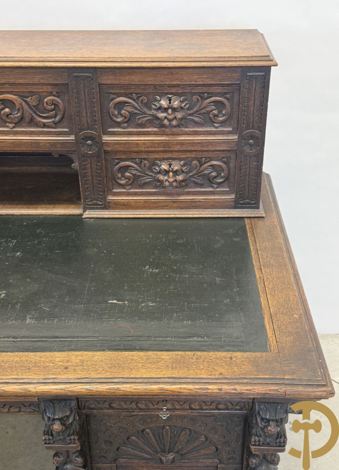 Mechels eiken bureau met opstand en Neo Renaissance invloeden