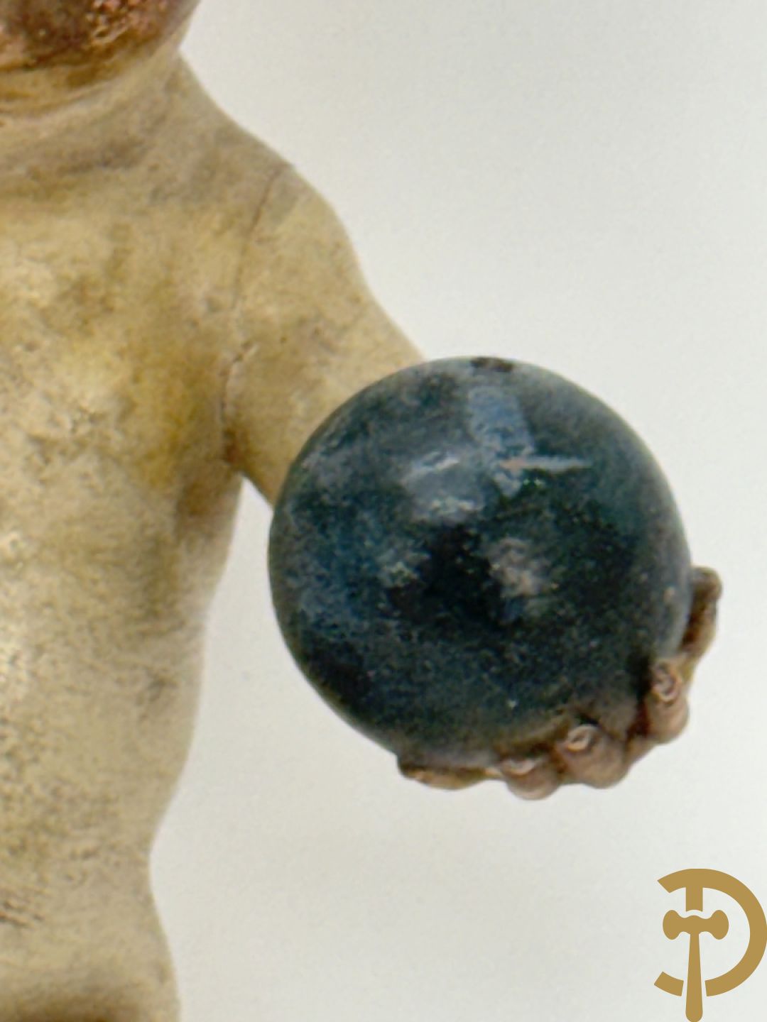 Gepolychromeerde houtsculptuur van kind Jezus met bol, 19e