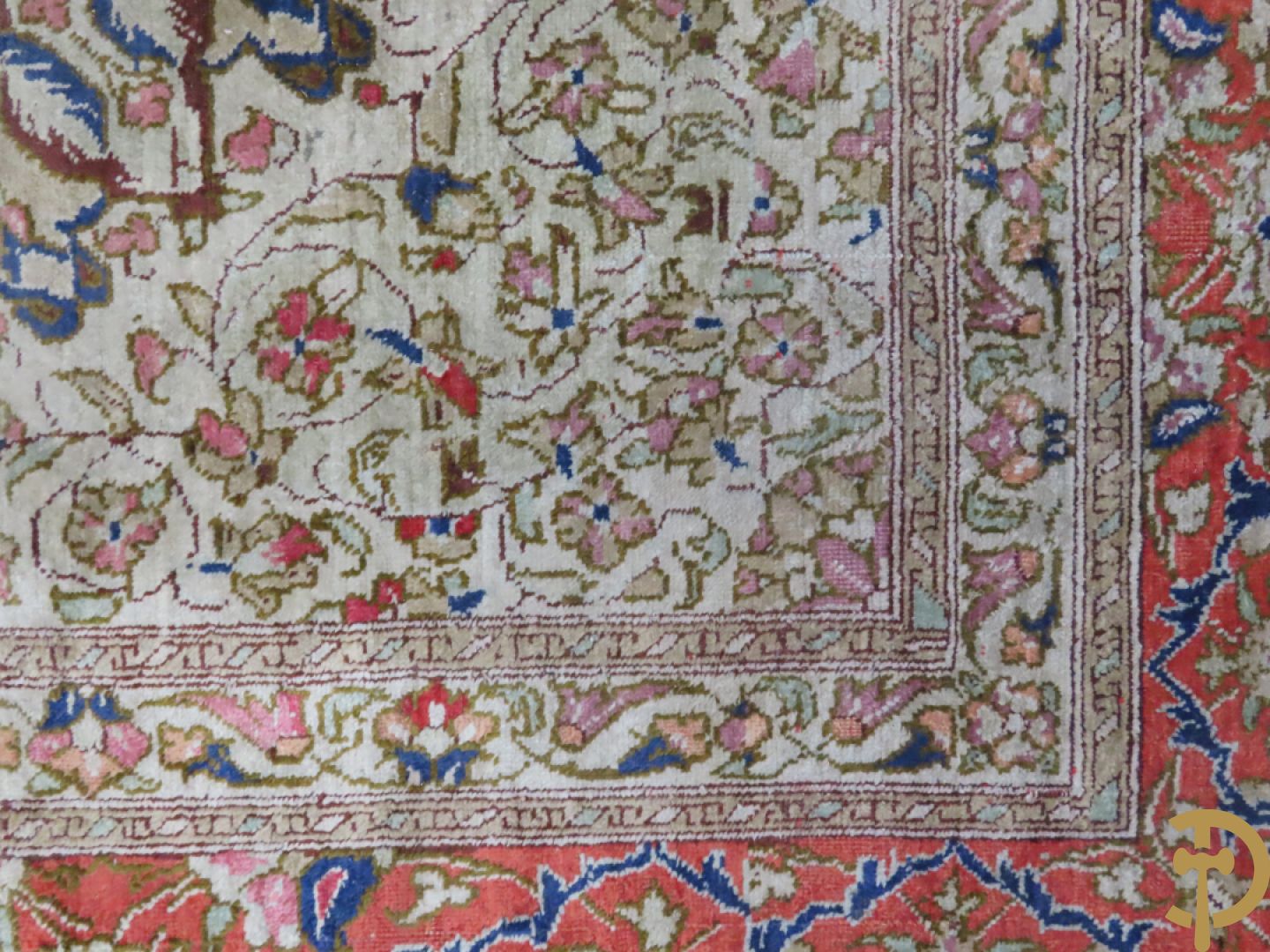 Oosters handgeknoopt tapijt zijde op katoen met centraal medaillon en bloementaferelen