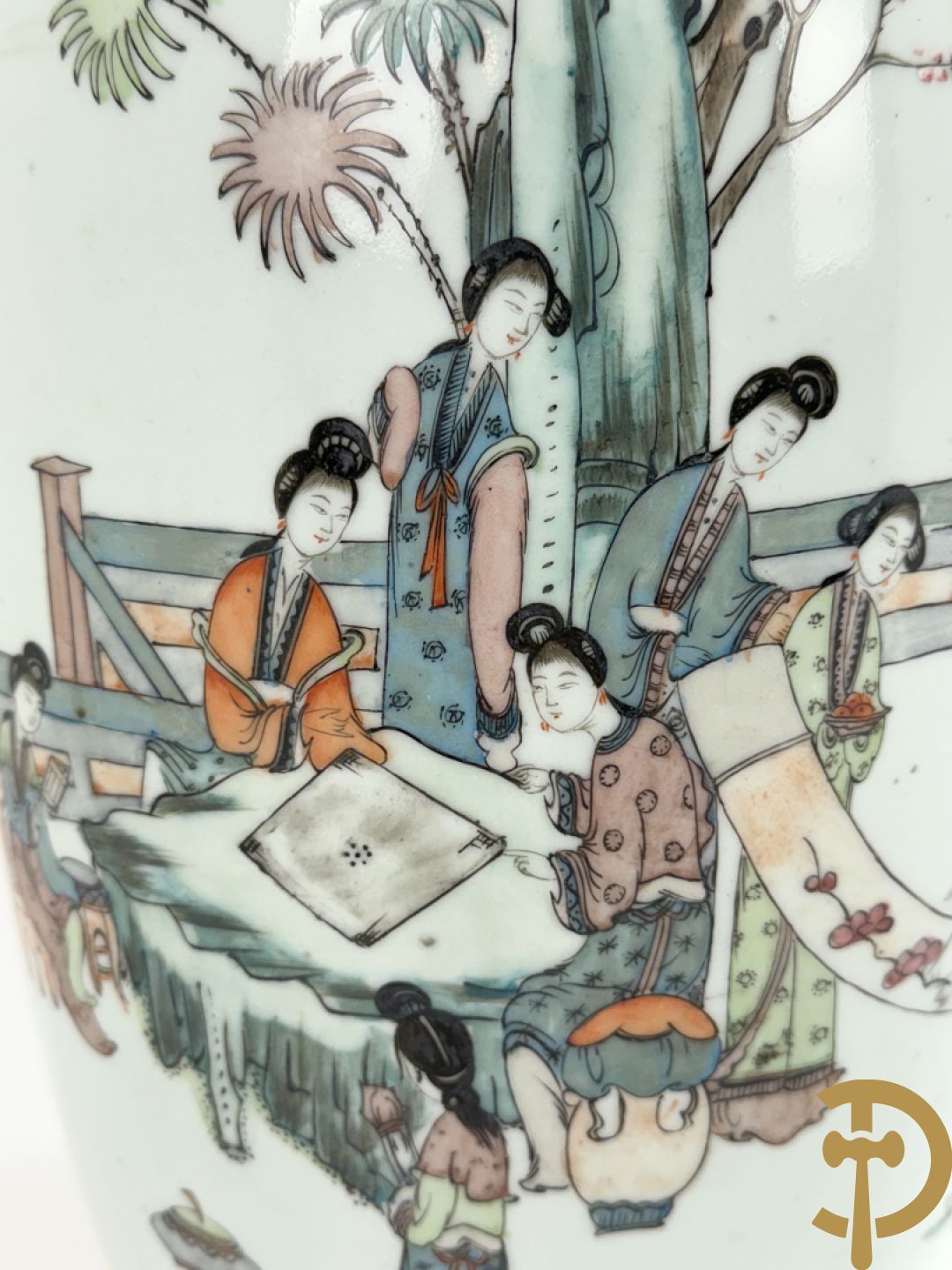 Chinese porseleinen vaas met decor van dames in landschap