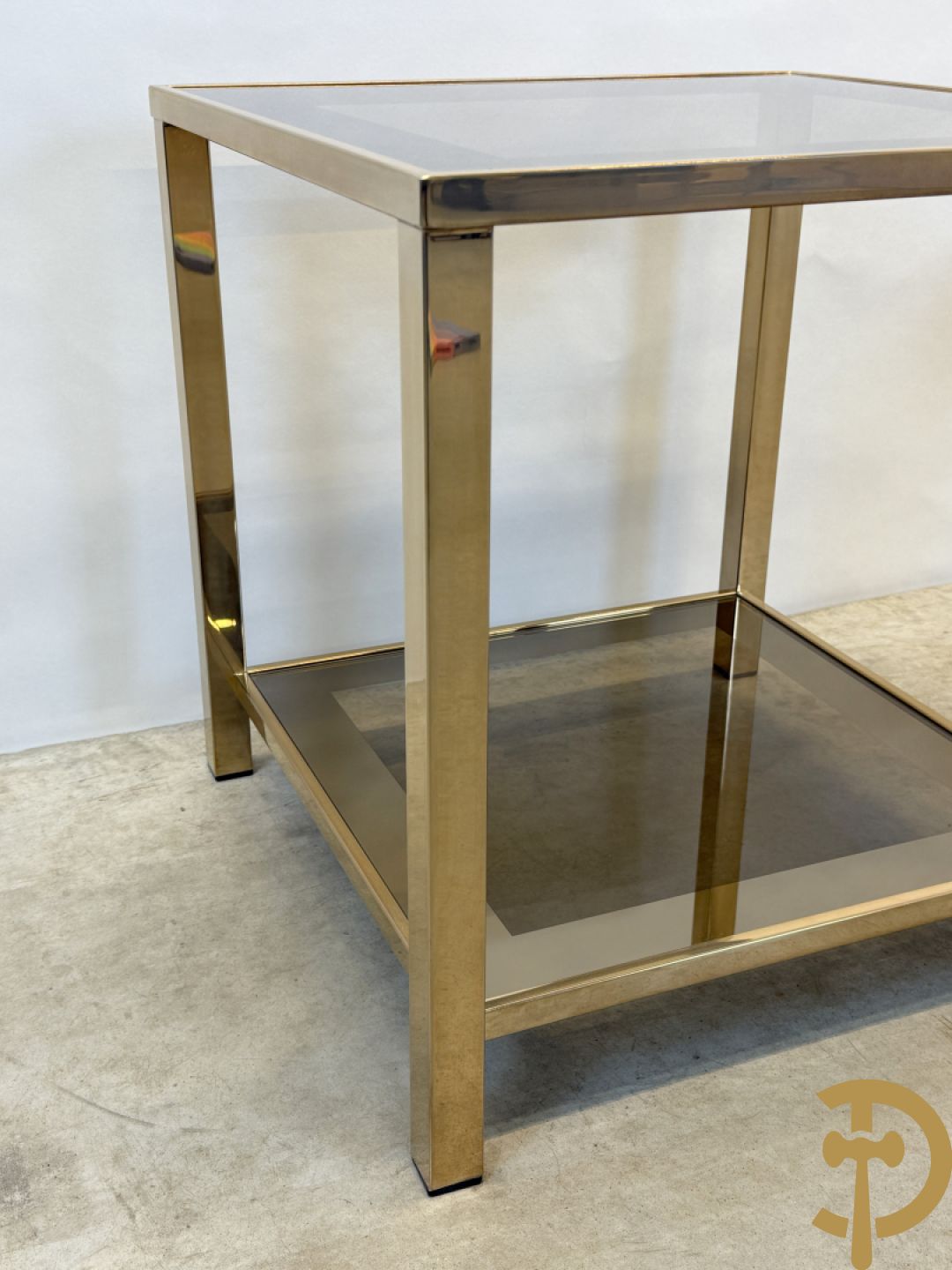 Paar koperen bout de canapé bijzettafels met afgeboord fumé/spiegelglas