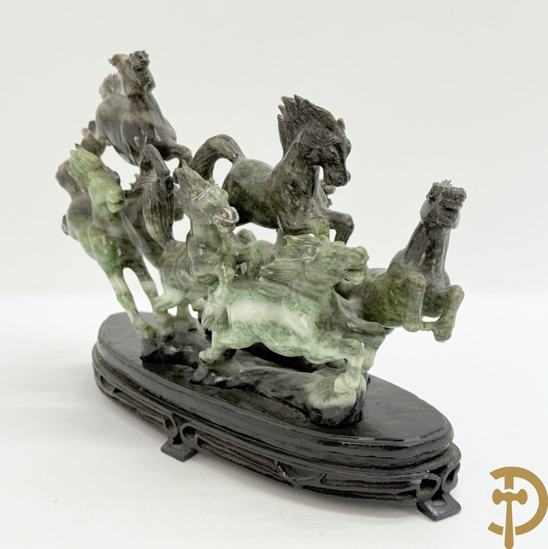 Gesculpteerd beeld met 8 galopperende paarden in jadeiet op houten sokkel