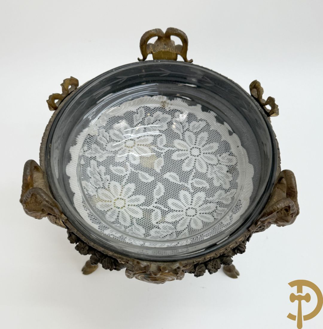 Bronzen coupe op 3 bokkepoten met ramskoppen  bezet en verbonden door guirlandes met medaillon