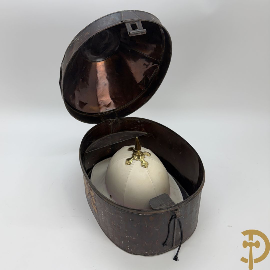 Engelse hoed pitch helm in hoedendoos, Royal Artillerie